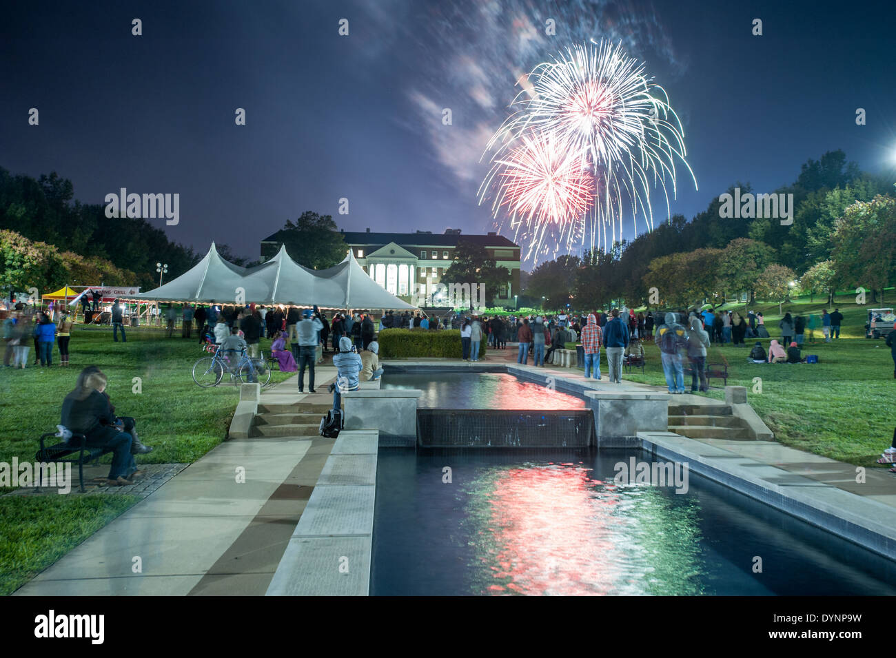 Fuochi d'artificio sopra gli studenti universitari a homecoming party e pep rally in College Park, Maryland Foto Stock