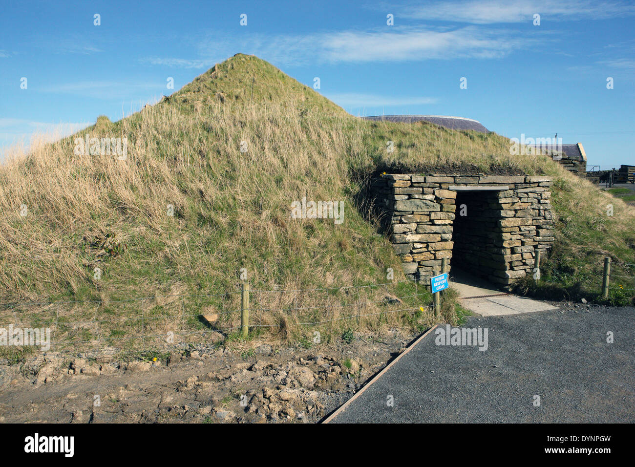 Ingresso a una replica di costruzione di una casa di epoca preistorica a Skara Brae nelle Orkney. Questo consente Foto Stock