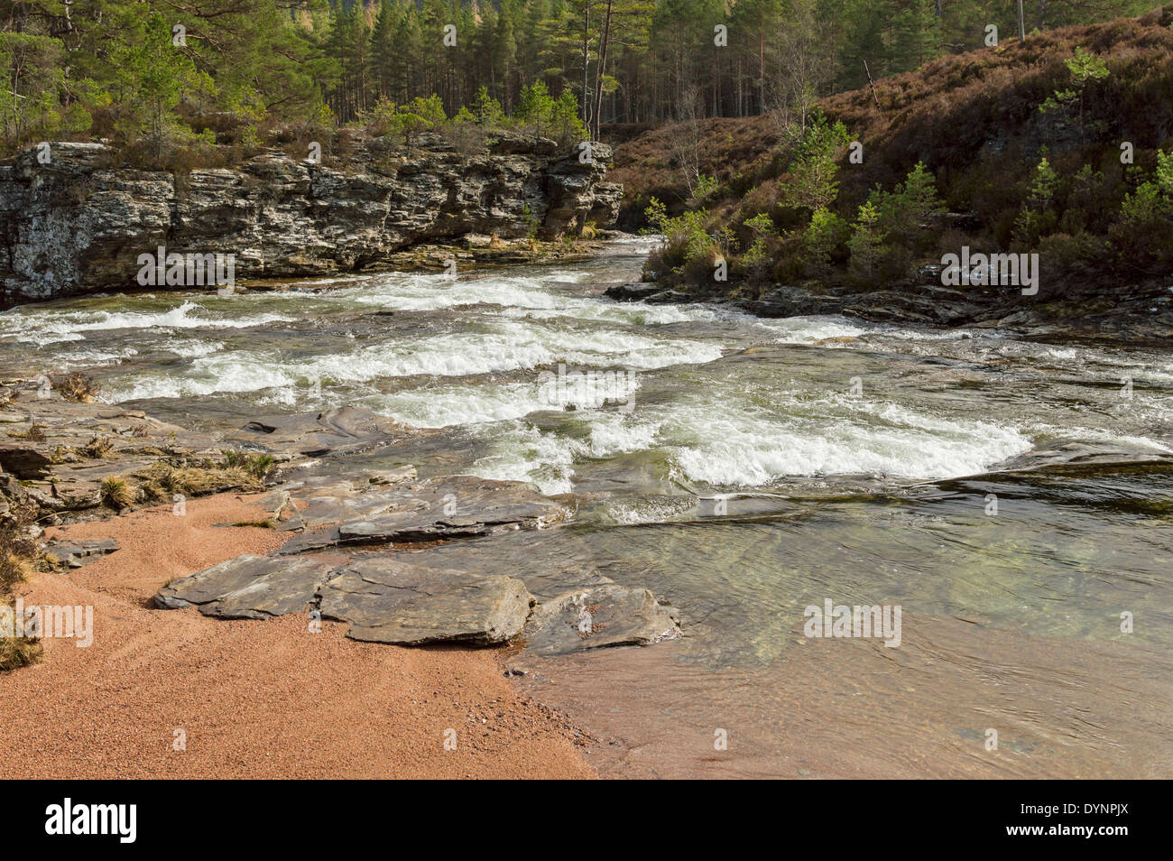 Neve acqua di fusione dal CAIRNGORMS come le rapide di ACQUA BIANCA IN LUI FIUME Foto Stock