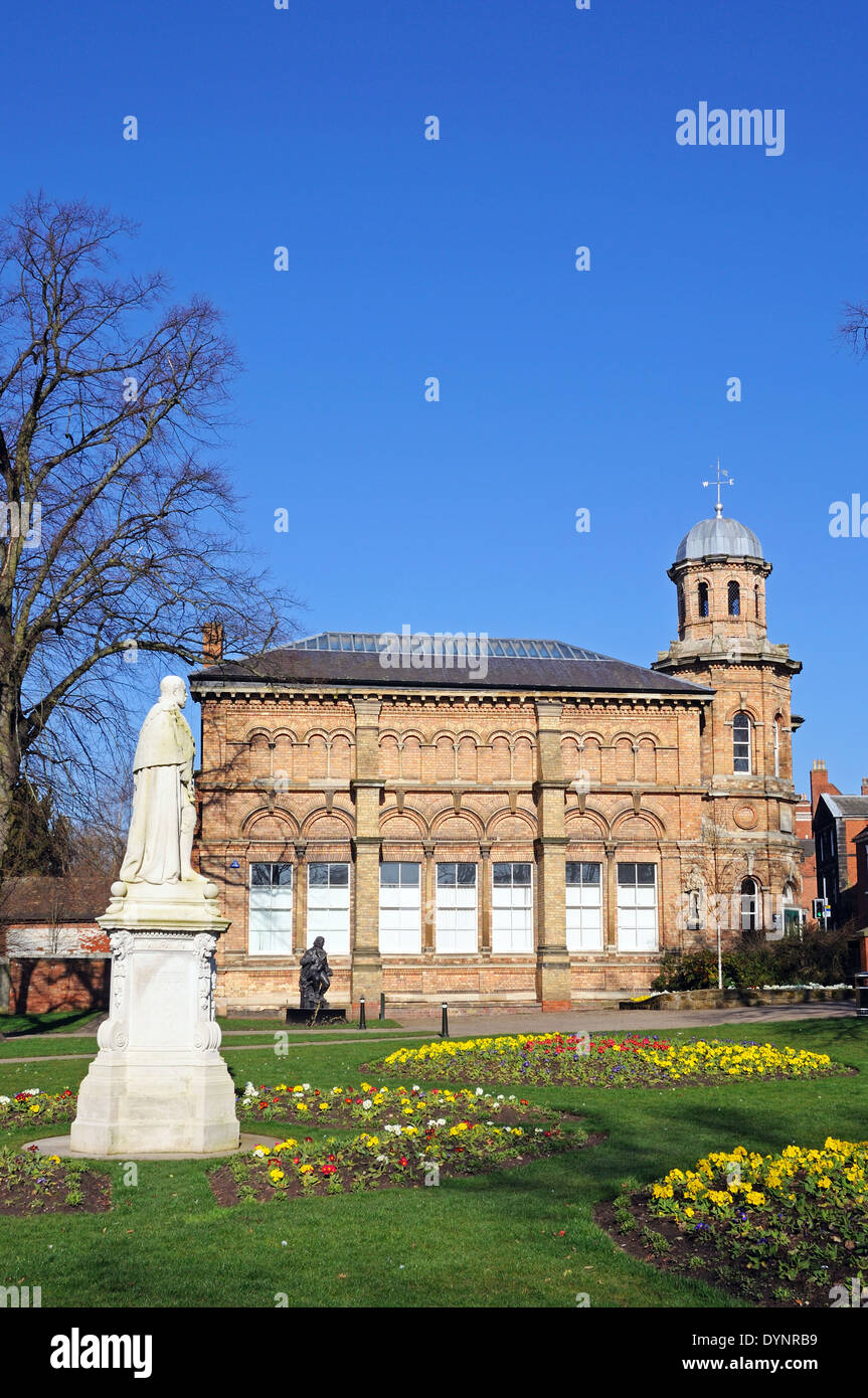 Statua del re Edward VII con il vecchio edificio della biblioteca a posteriori e faro Park, Lichfield, Staffordshire, Regno Unito, Europa occidentale. Foto Stock