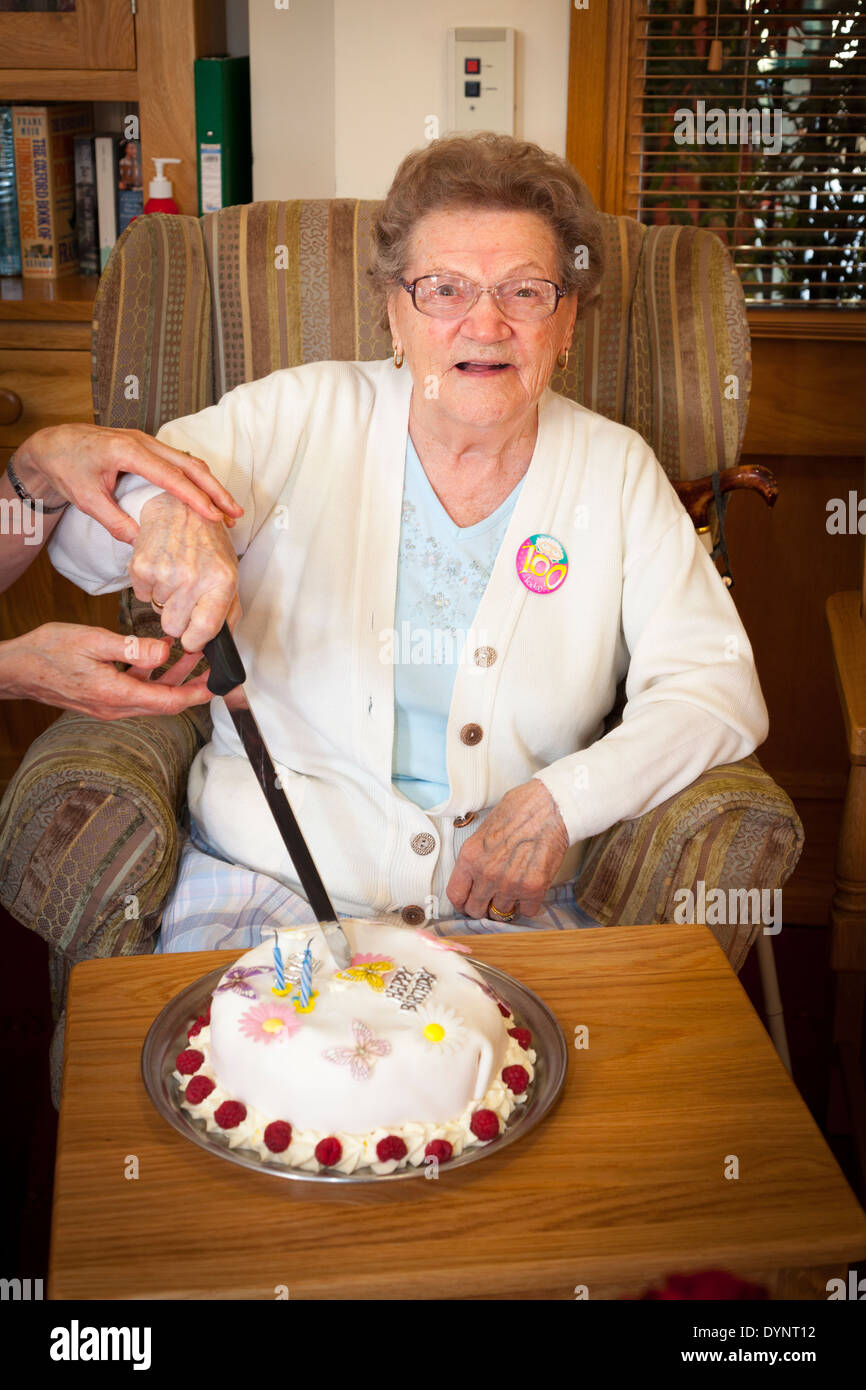 Dorothy Noyce centesimo compleanno a Braemar Lodge Foto Stock