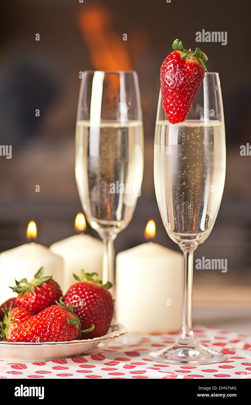 Champagne e fragole e candele per una serata romantica Foto stock - Alamy