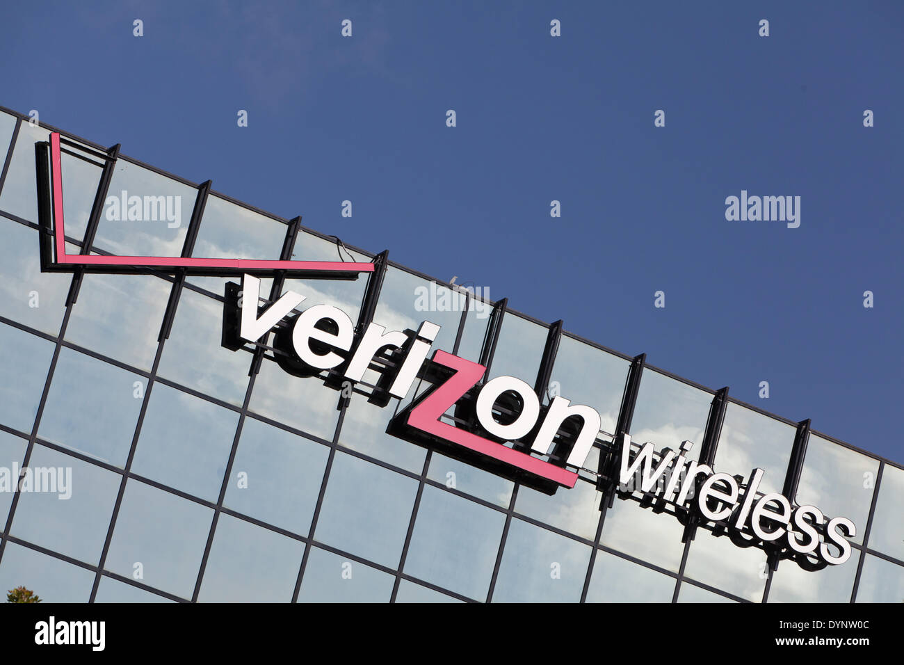 Il logo aziendale di Verizon Wireless sul mirroring-bicchiere di un edificio per uffici, in aprile 2013. Foto Stock