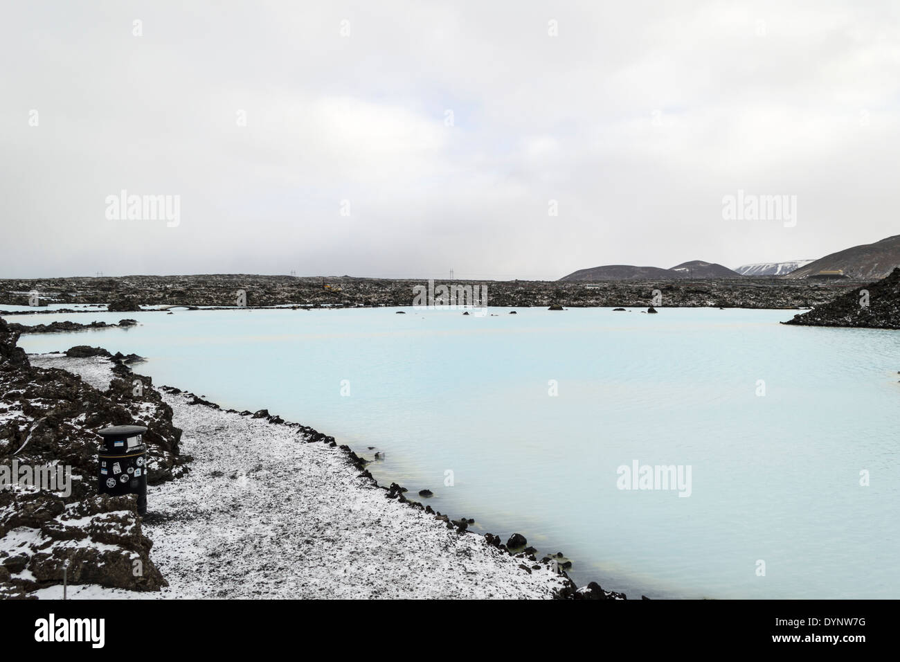 Acqua calda in laguna blu Islanda circondato da ghiaccio e neve Foto Stock