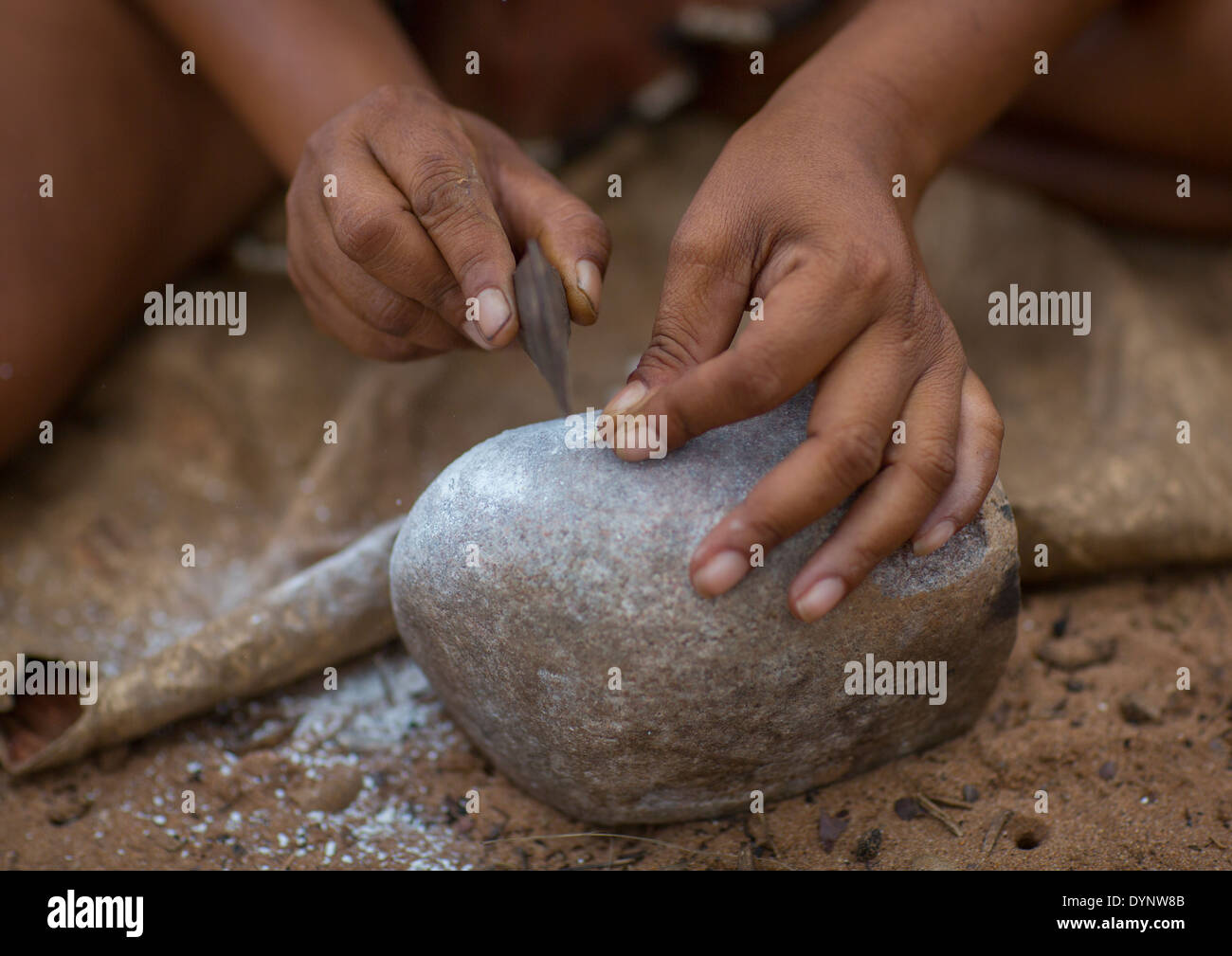 Donna boscimane facendo collane con uovo di struzzo Shell, Tsumkwe, Namibia Foto Stock