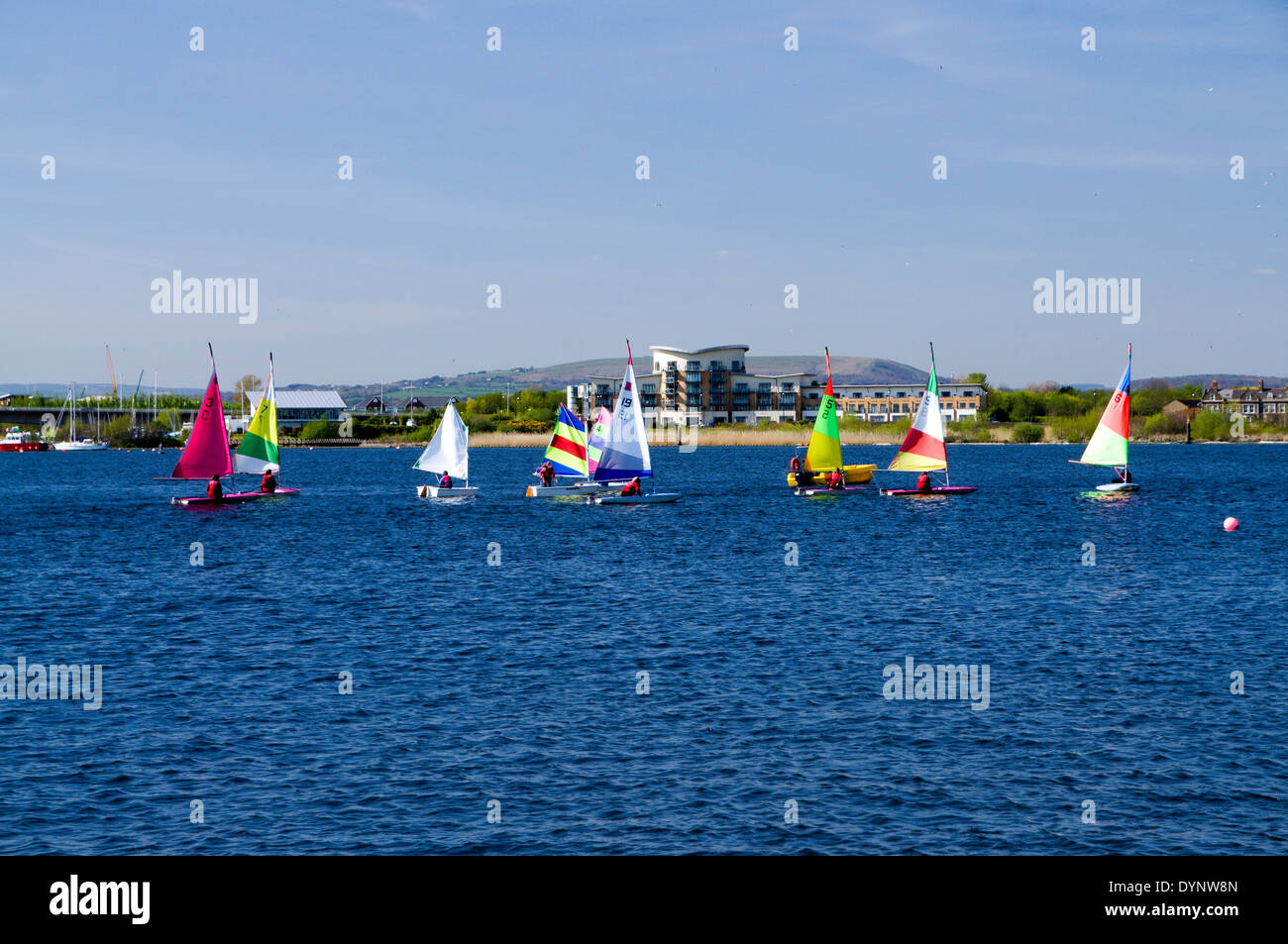 Gruppo di bambini di imparare a vela derive, Baia di Cardiff, Cardiff, Galles del Sud, Regno Unito. Foto Stock