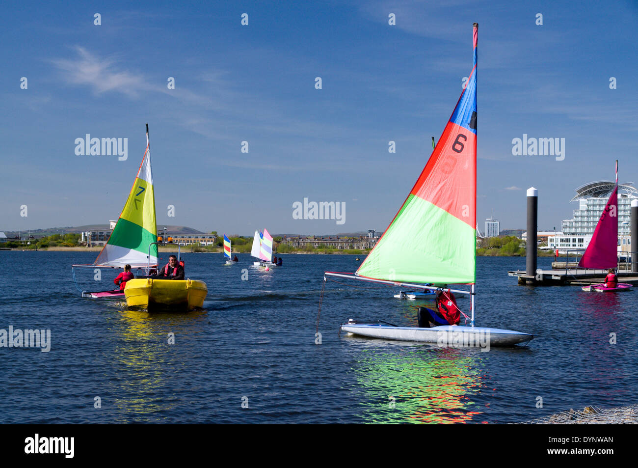 Gruppo di bambini di imparare a vela derive, Baia di Cardiff, Cardiff, Galles del Sud, Regno Unito. Foto Stock