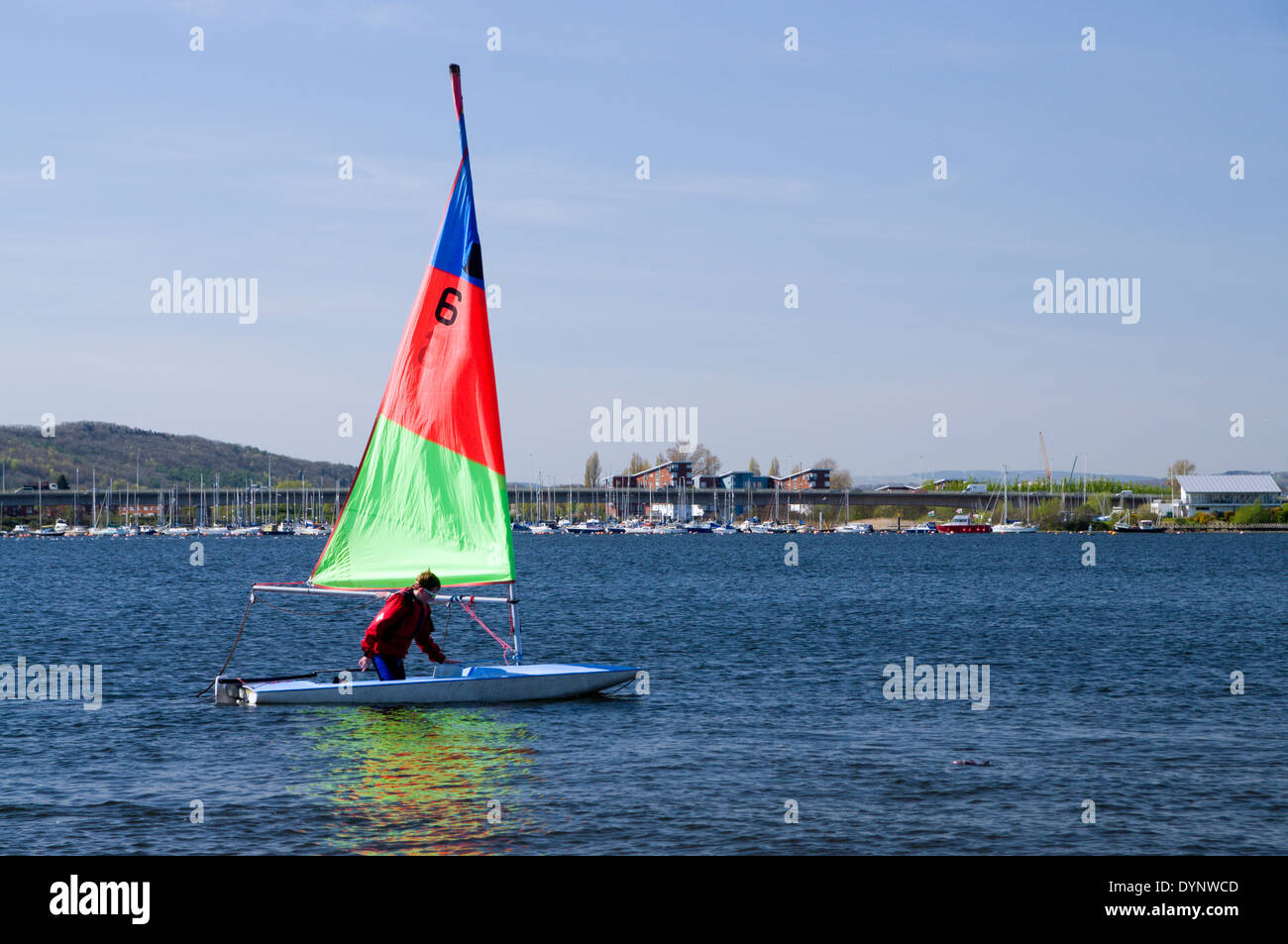 Gruppo di bambini di imparare a vela derive, Baia di Cardiff, Cardiff, Galles del Sud, Regno Unito. Foto Stock