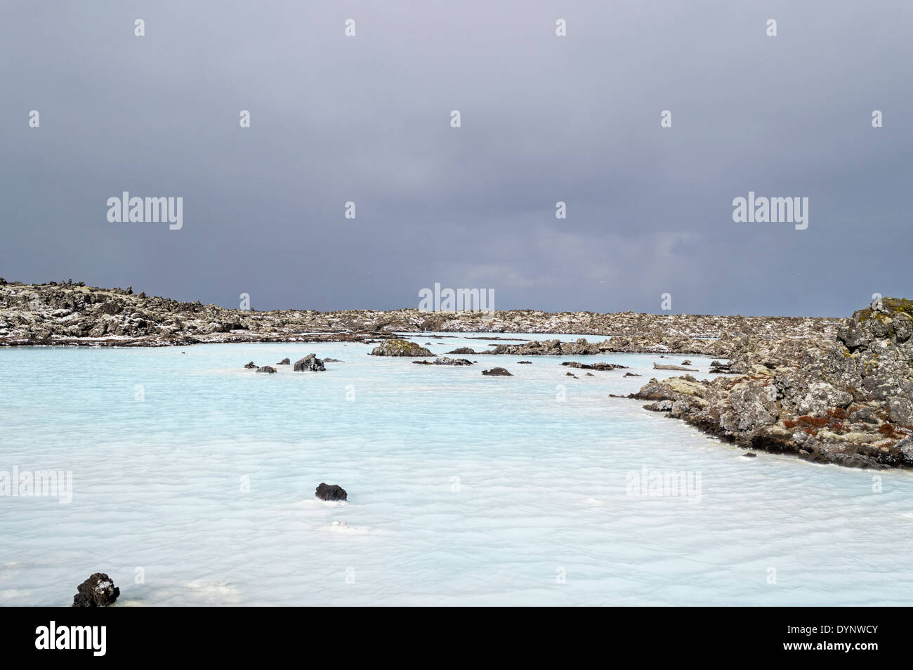 Acqua calda in laguna blu Islanda circondato da ghiaccio e neve Foto Stock