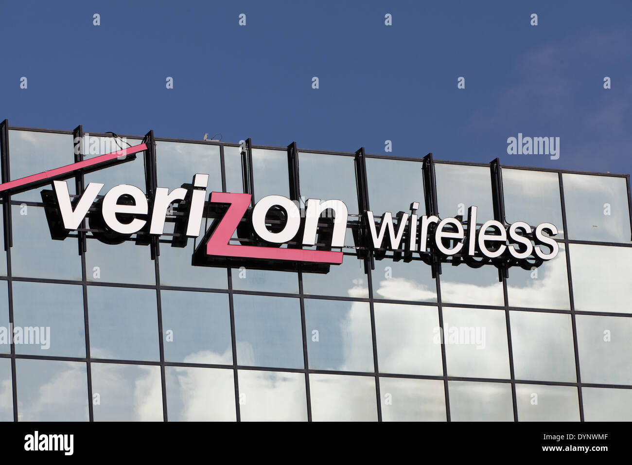 Il logo aziendale di Verizon Wireless sul mirroring-bicchiere di un edificio per uffici, in aprile 2013. Foto Stock