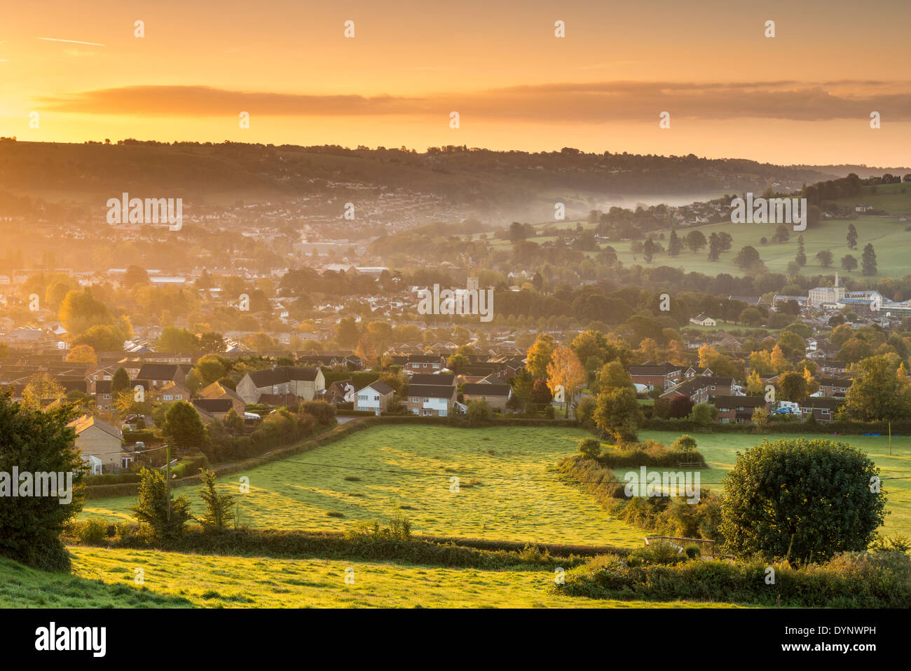 La mattina presto vista su Cotswold città mercato di Stroud, guardando verso Selsley comune , Gloucestershire, Regno Unito Foto Stock