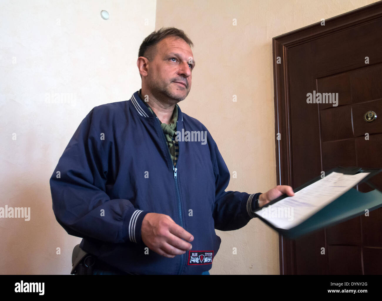 Lugansk, Ucraina. 23 apr 2014. Rappresentante della sede dell'esercito East-Ukrainian Alexei Gromov realizzato ​​a affermazione che il quartier generale dell'esercito, così ora si chiamano pro-attivisti russi sequestrati ucraino ufficio regionale del servizio di sicurezza in Luhansk, per l'integrità territoriale dell'Ucraina e non andare a prendere le azioni che violano la sua --- armati pro-russo militanti rintanato in ucraino ufficio regionale del servizio di sicurezza in Luhansk e ha rifiutato di rinunciare alle loro braccia e promesso di combattere. Credito: Igor Golovnov/Alamy Live News Foto Stock