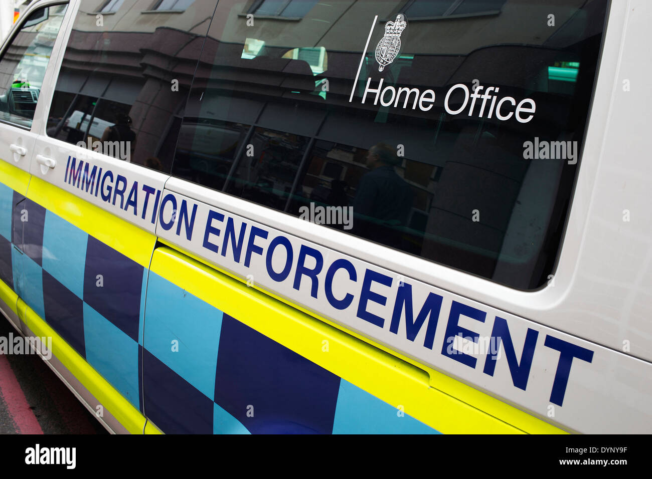Casa Ufficio immigrazione esecuzione van guidando attraverso il sud di Londra, Regno Unito. Foto Stock