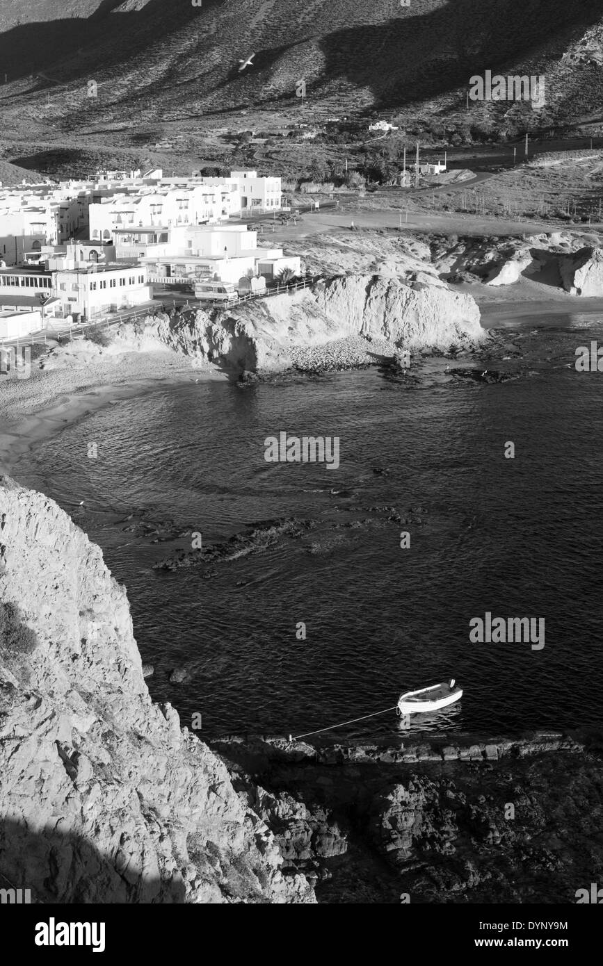 Andalusa di villaggio di pescatori in una in bianco e nero prendere Foto Stock