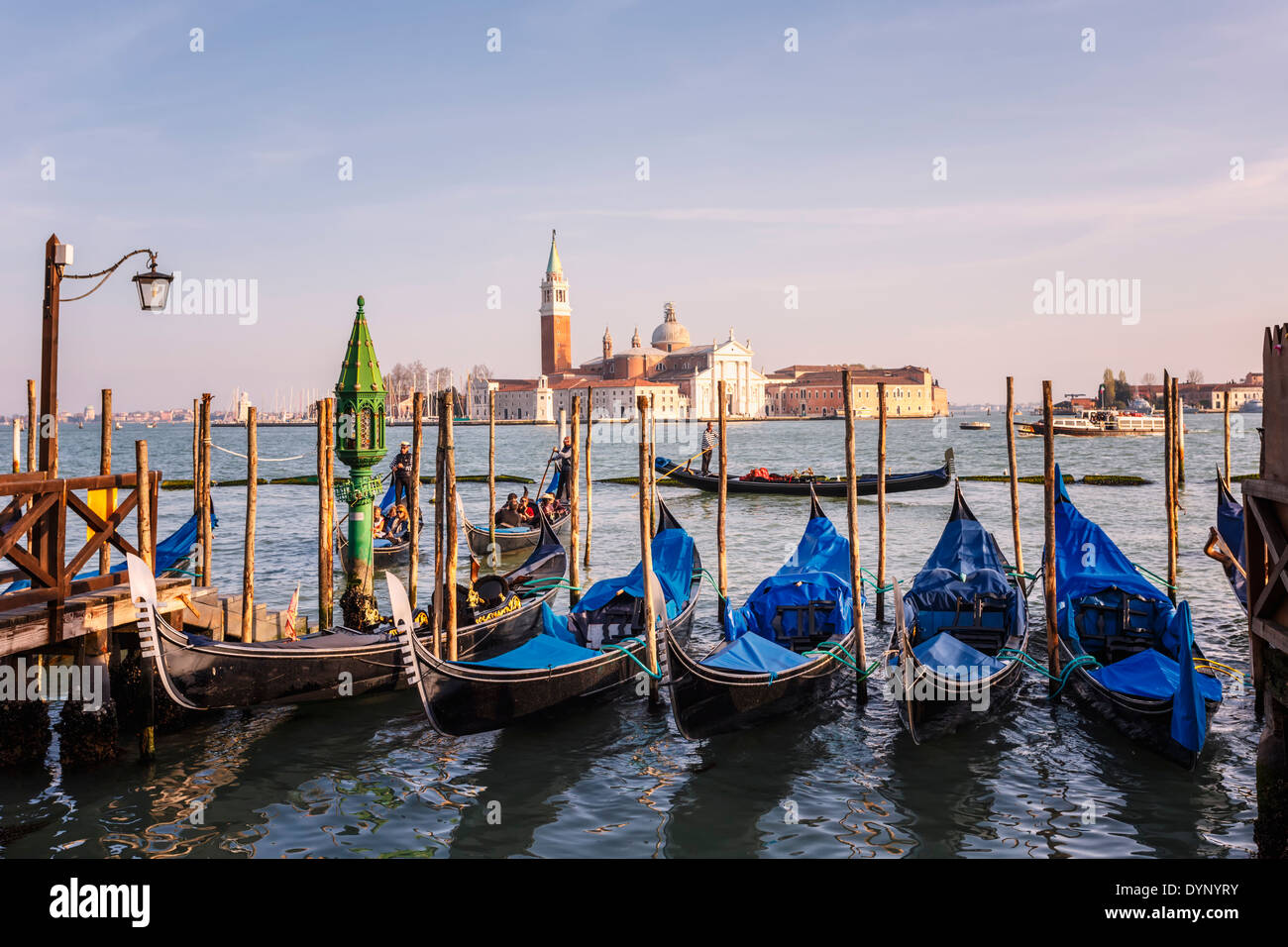 Gondole sul Canale di San Marco con la chiesa di San Giorgio Maggiore, Venezia, Italia Foto Stock