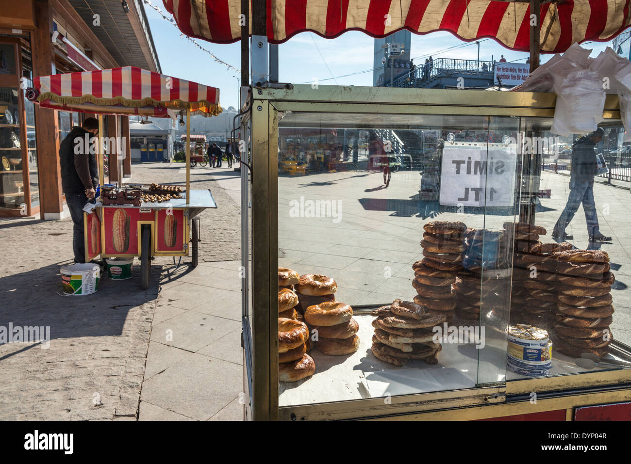 Simit pane per la vendita sulla banchina a Eminonu dal Ponte di Galata, Istanbul, Turchia. Foto Stock