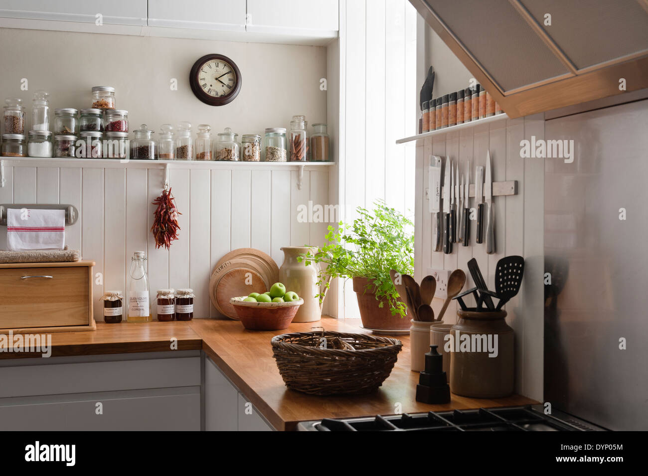 Scaffali aperti e solida quercia le superfici di lavoro in cucina con legno bianco pannelli di parete Foto Stock