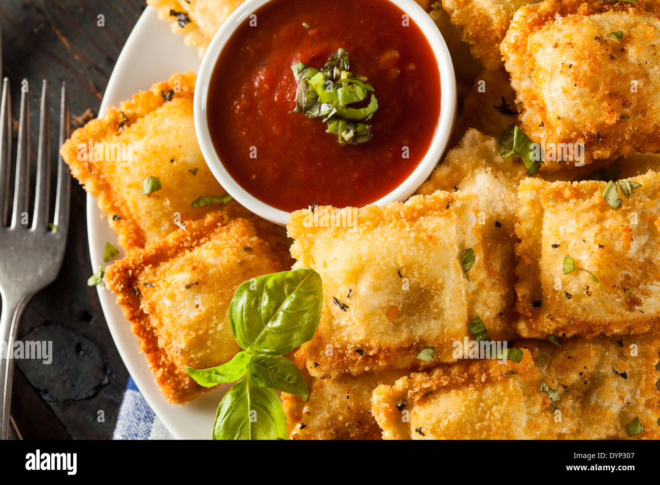 In casa Ravioli fritti con salsa marinara e basilico Foto Stock