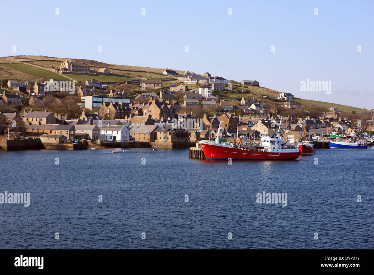 Vista di Stromness, la più popolosa città in Orkney Foto Stock
