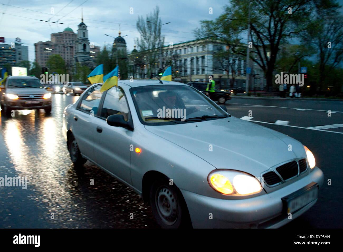 Donetsk, Ucraina . 23 apr 2014. Circa 20 vetture ha sfilato oggi a Donetsk con il flag ucraino e annunciando con il clacson. La vettura è improvvisamente apparso in Artema street, vicino alla city hall occupata, sfidando la presenza del pro-russo pubblicato a poche decine di metri. Donetsk (Ucraina) 2014/Aprile/23/ Credito: Cosimo Attanasio/Alamy Live News Foto Stock