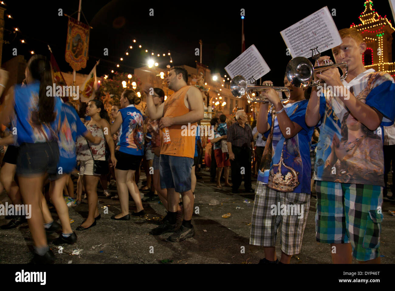 Baldoria e brass band musicali durante la Città Cattolica festa di Xaghra in Malta. Foto Stock