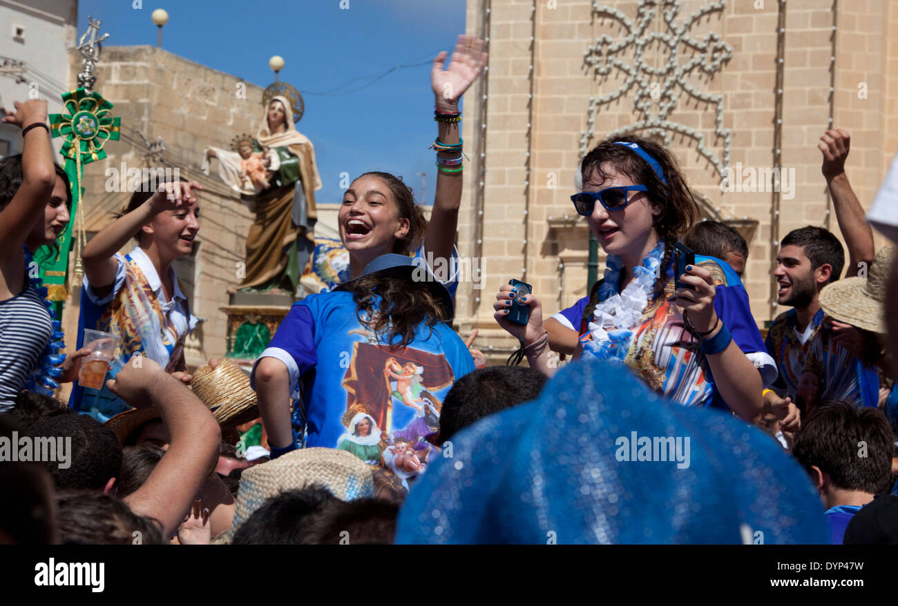 I festaioli danza per i temi della città la parrocchia Saint che vengono riprodotti dal brass band durante la Città Cattolica festa, Malta Foto Stock