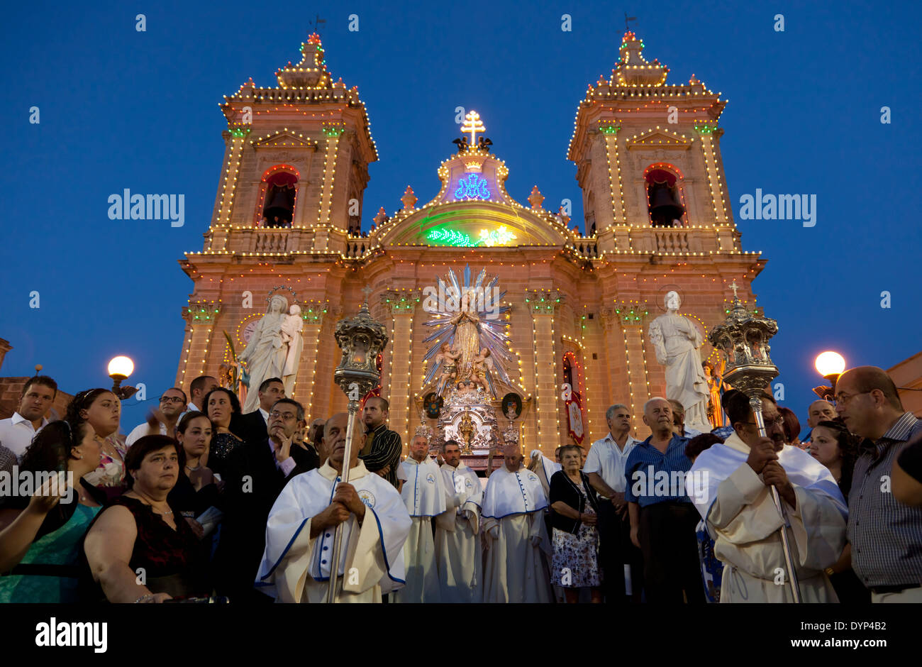 La statua titolare è tenuto fuori dalla chiesa per la processione durante la festa della città in Xaghra in Malta. Foto Stock