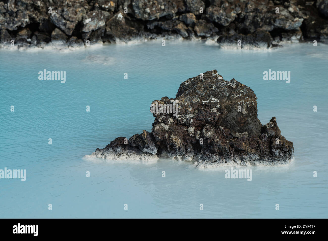 Blue Lagoon è un resort termale usando l'acqua calda in uscita da un impianto di energia geotermica, Islanda (non una proprietà rilasciato) Foto Stock