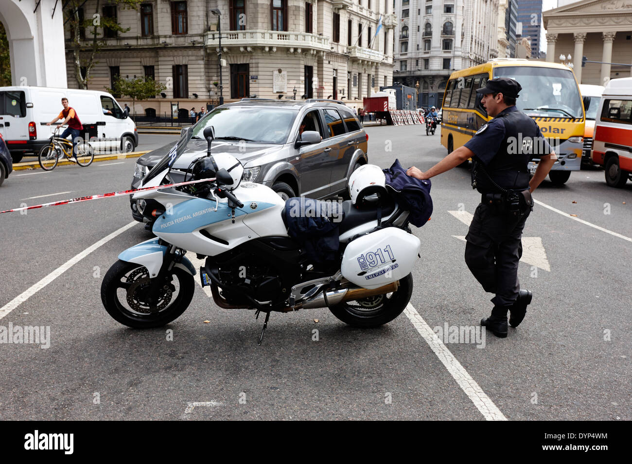 Policia federal argentina federale di polizia moto cop di traffico sul dovere di restrizione su strada il centro di Buenos Aires Argentina Foto Stock