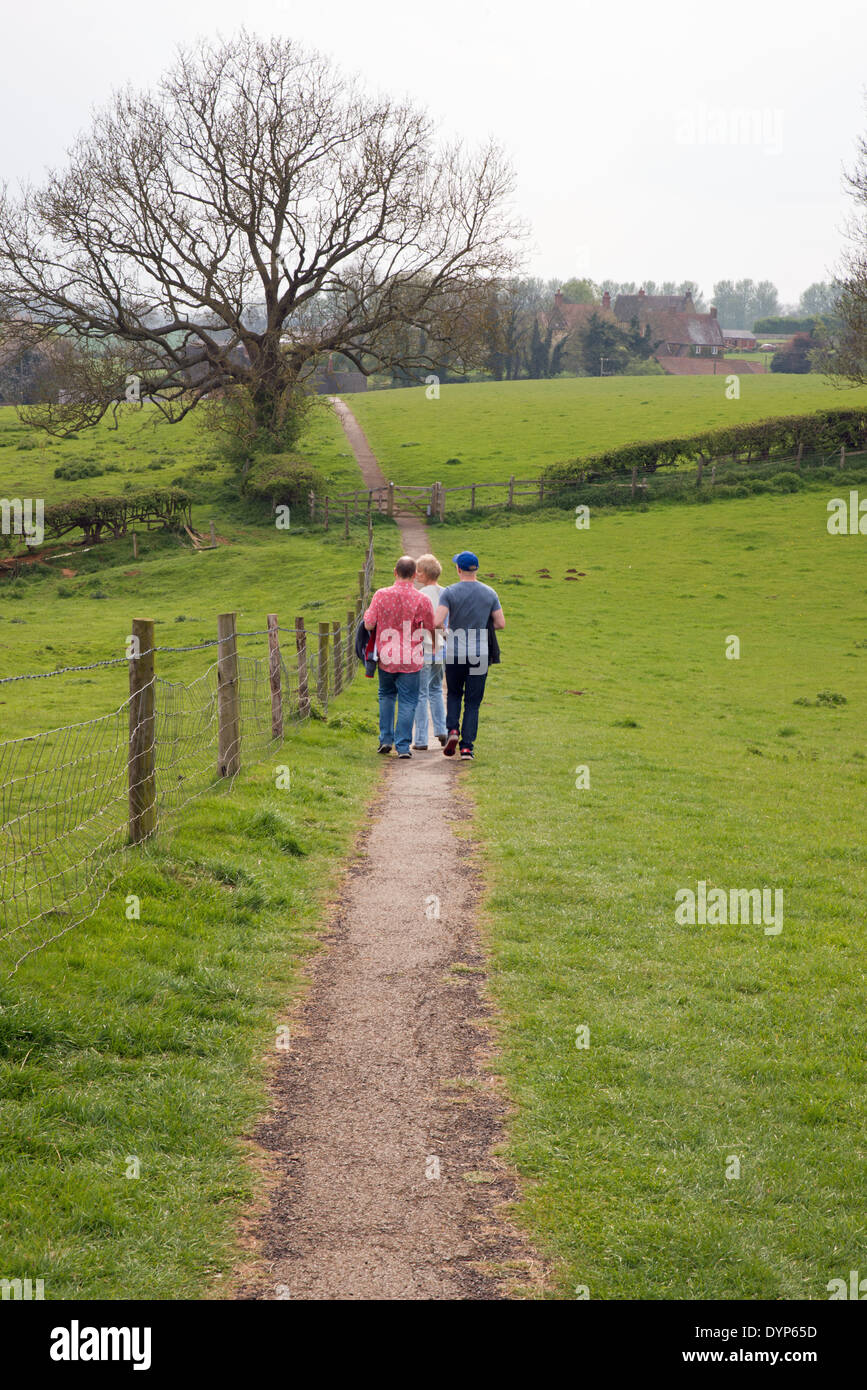 Walkers sul sentiero che conduce al Harlstone superiore Northamptonshire REGNO UNITO Foto Stock