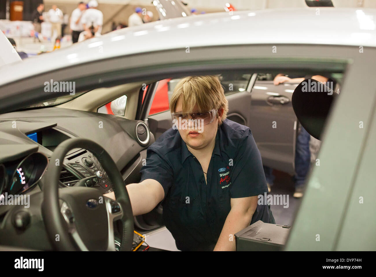 Alta scuola gli studenti partecipano a riparazione auto la concorrenza Foto Stock
