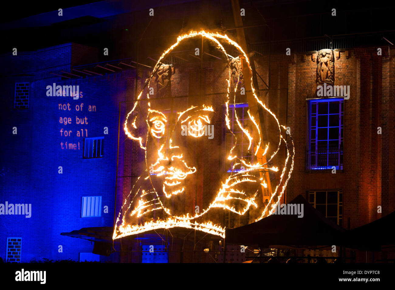 Stratford upon Avon, Regno Unito. Il 23 aprile 2014. Uno spettacolo pirotecnico presso il Royal Shakespeare Theatre in Stratford-Upon-Avon inizia le celebrazioni per William Shakespeare's 450 compleanno anniversario. Il display è culminata in una fiammante ritratto davanti al teatro. Credito: Andrew Fox/Alamy Live News Foto Stock