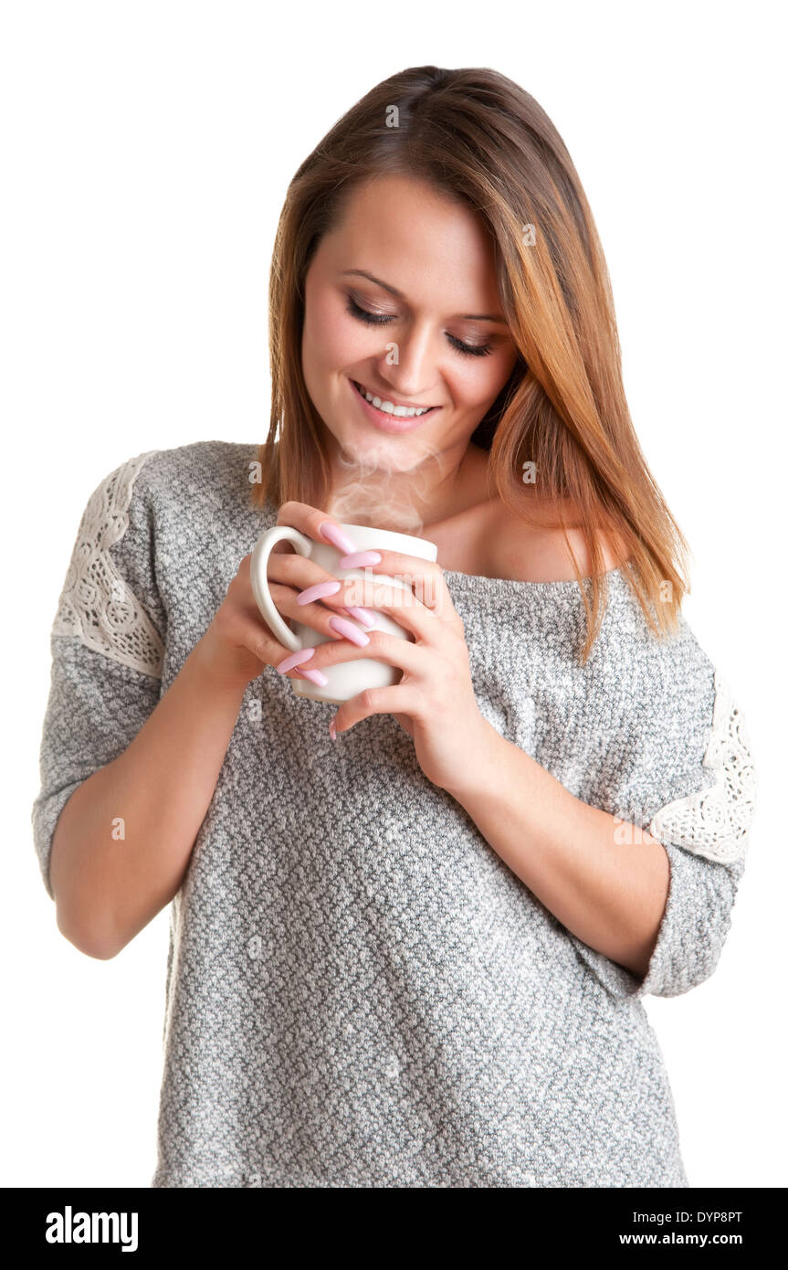 Donna odore di una tazza di caffè, pronto a bere, isolato in bianco Foto Stock