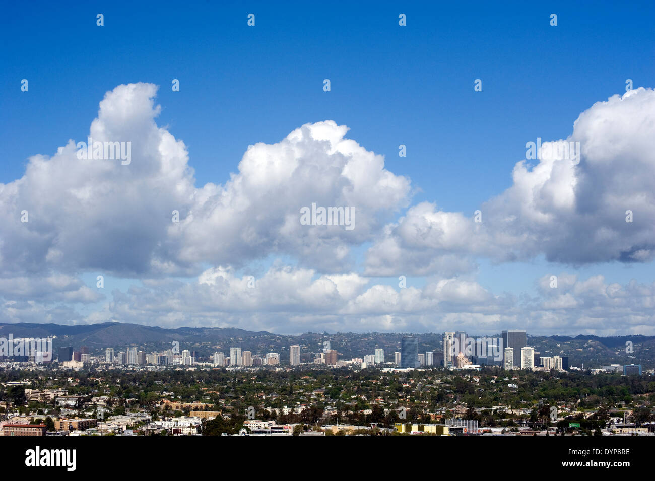 Vista nord di Century City e Westwood da Baldwin Hills Scenic si affacciano a Los Angeles in California Foto Stock