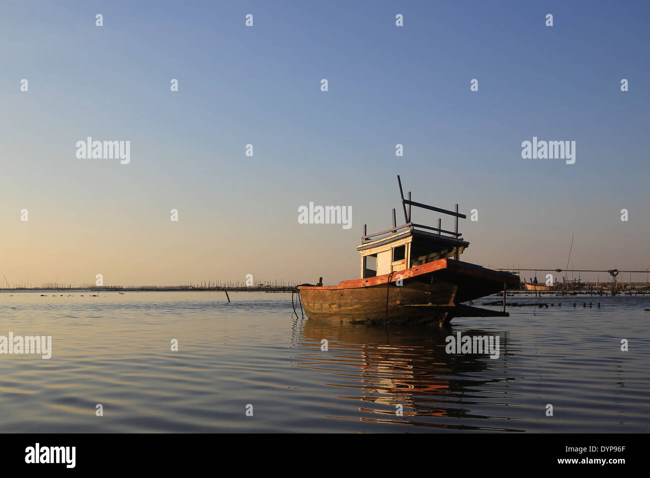 Vecchia barca da pesca al tramonto Foto Stock