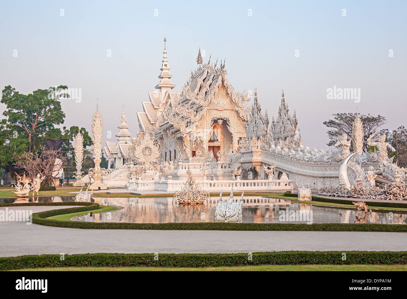 Bianco (tempio Wat Rong Khun) all'alba. Chiang Rai, Thailandia. Foto Stock