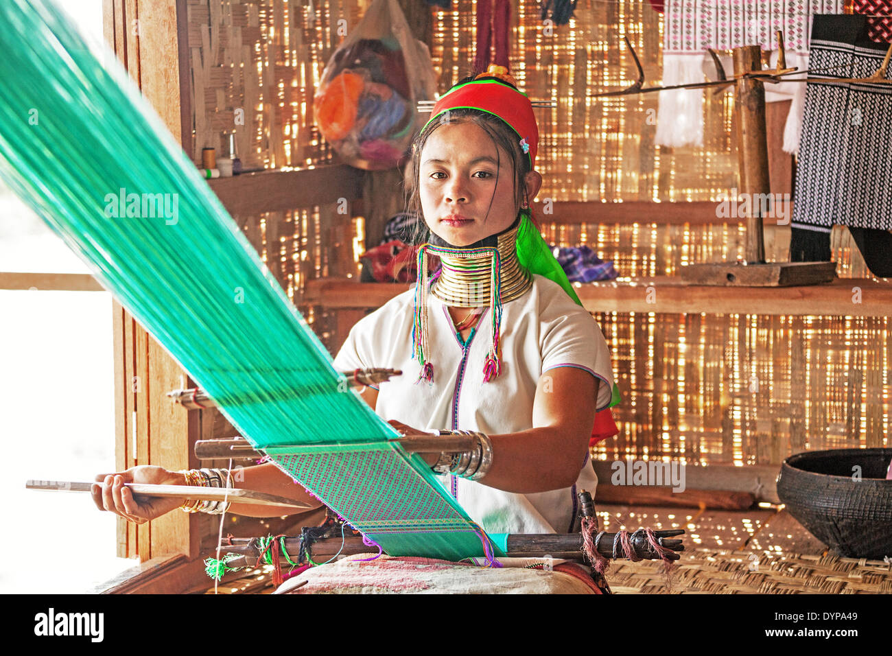 Padaung non identificato (Karen) tribù donna tessere su dispositivo tradizionale. Foto Stock