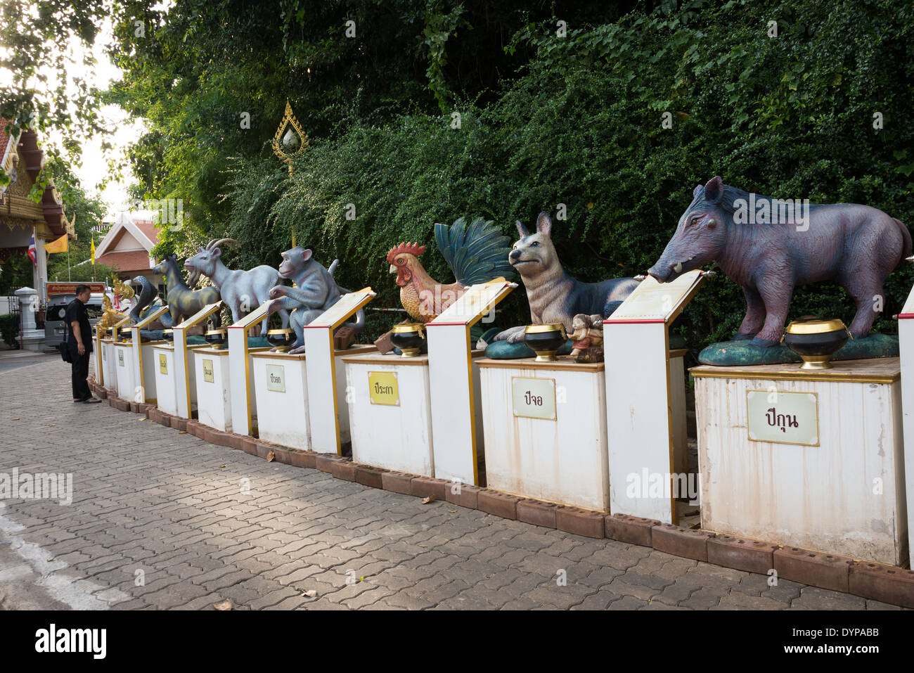 Cinese sculture di animali a un tempio thailandese, Wat Thai, Wat Saket, Bangkok, Thailandia Foto Stock