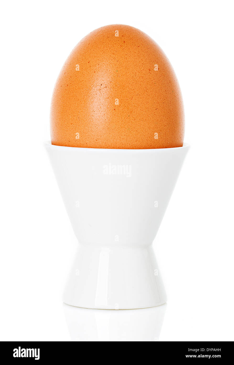 Bollito uovo marrone in coppa, su un supporto isolato su bianco Foto Stock