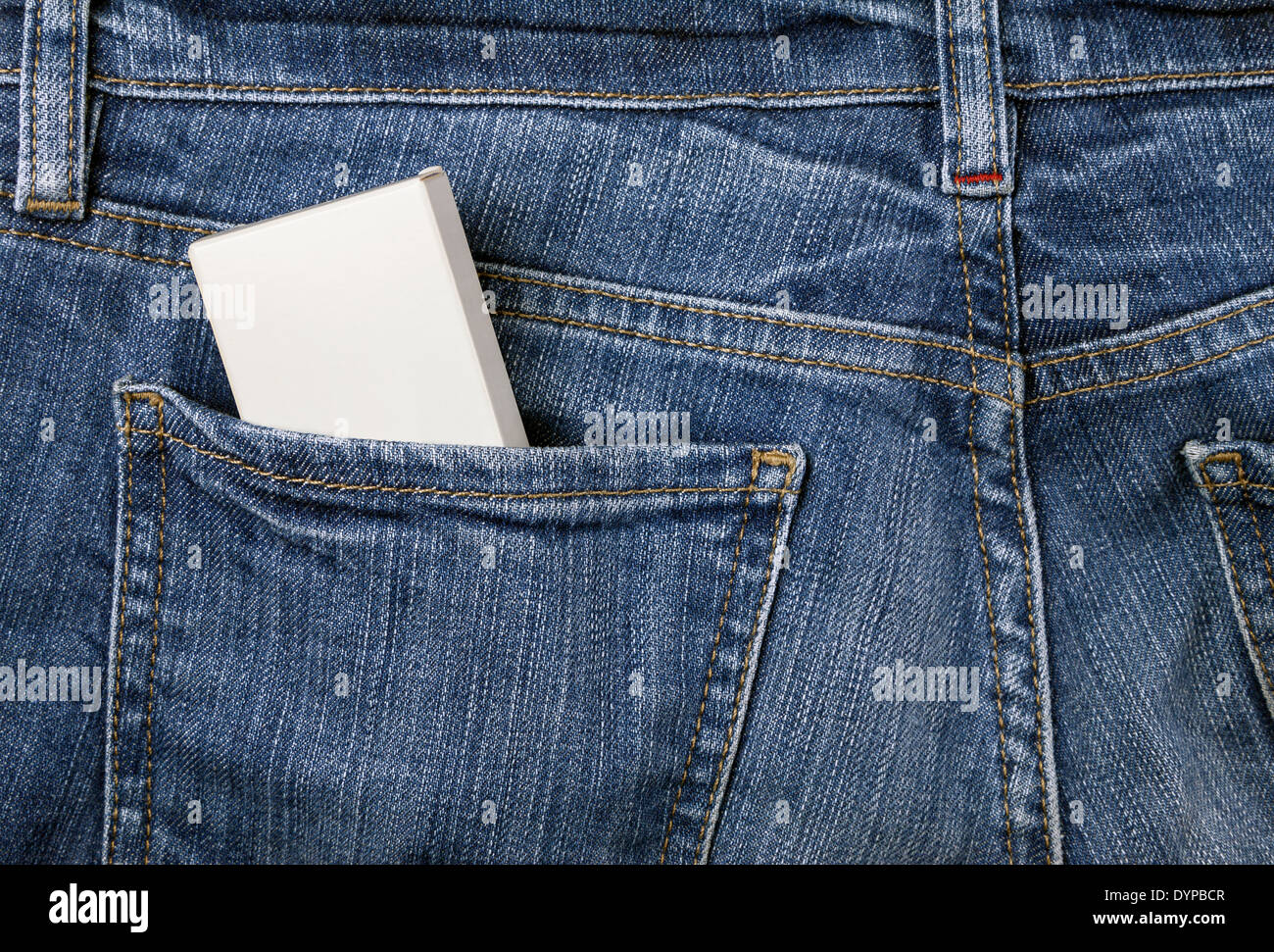Scatola piccola con copia spazio per aggiungere il testo nella tasca posteriore dei jeans blu Foto Stock