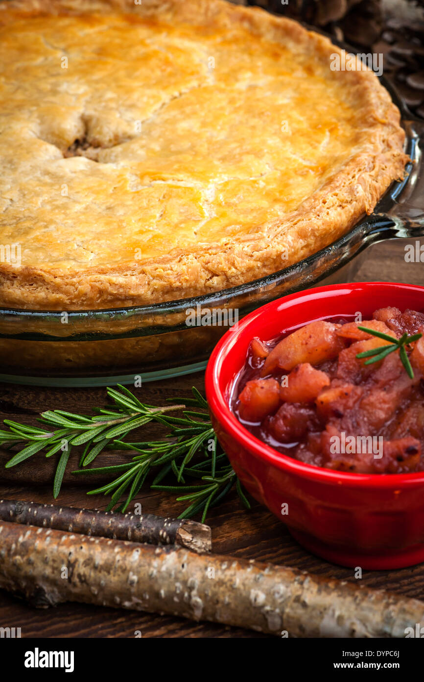Tradizionali a base di carne di maiale Tourtiere pie con Apple e cranberry chutney di Quebec, Canada. Foto Stock