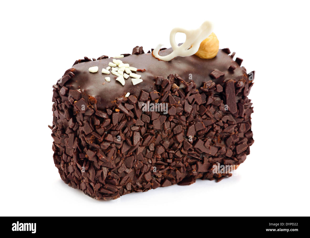 Torta al cioccolato fetta closeup su bianco Foto Stock