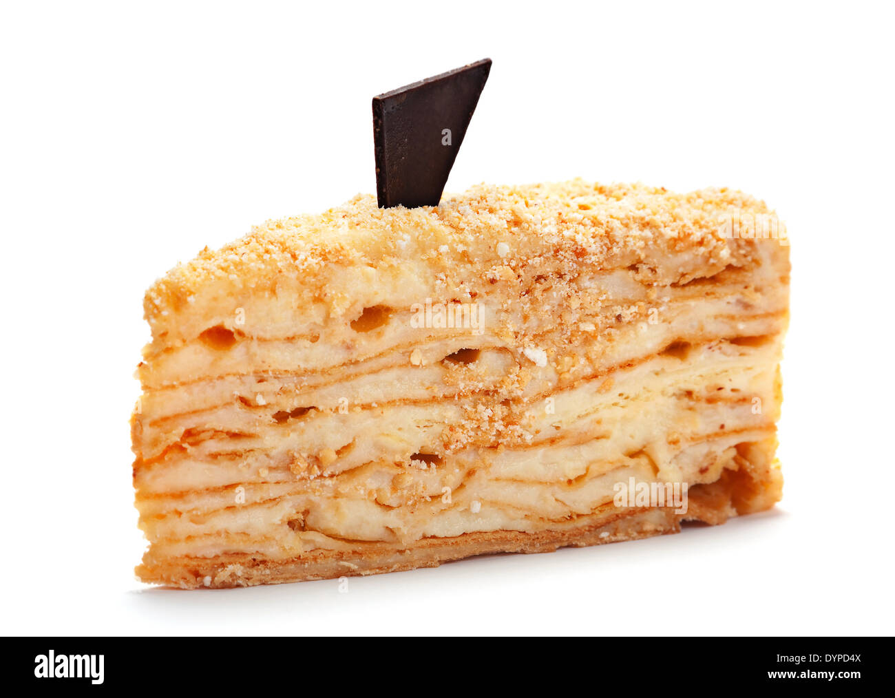 Torta con crema di bollito isolato su bianco Foto Stock