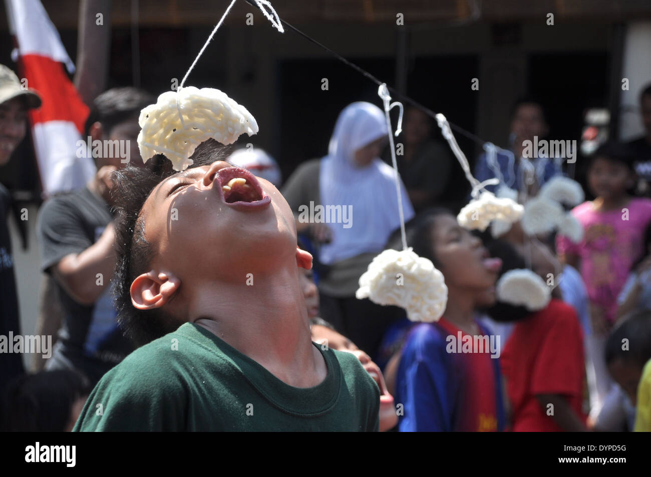 Il cracker di mangiare è un concorso di attività per celebrare la Repubblica di Indonesia il Giorno di Indipendenza Foto Stock