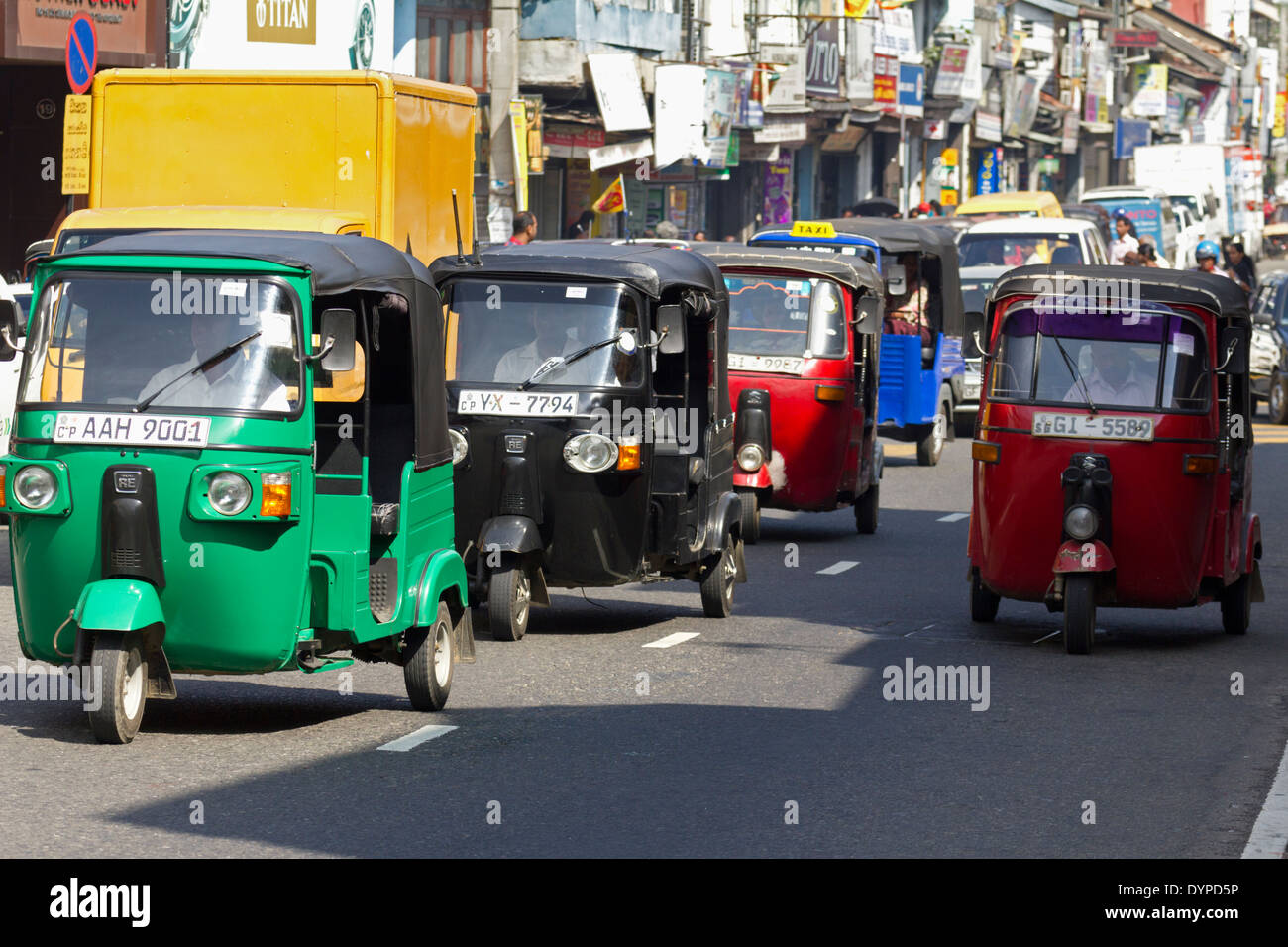 Traffico e tuk-tuks, Kandy, Sri Lanka 7 Foto Stock