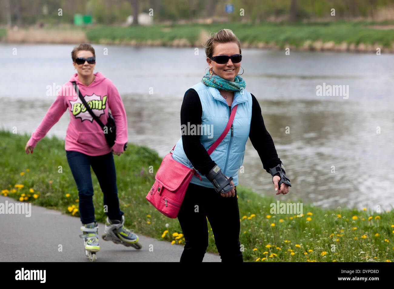 Percorso in bicicletta, svago, rigenerazione, persone, sport, roller blade pattinaggio Foto Stock