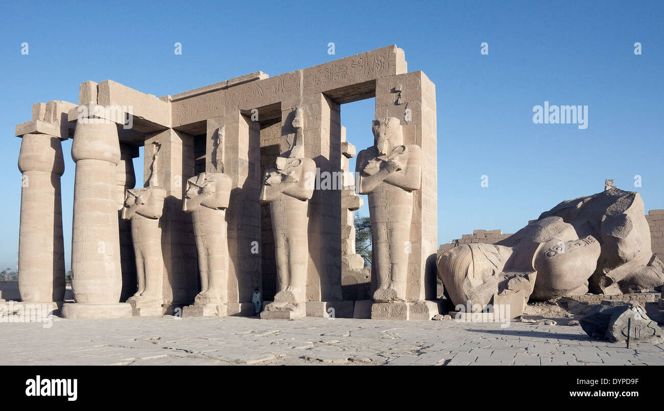 Ramesseum il tempio funerario del faraone Ramses II il Grande(1303-1213 A.C. XIX dyn.) Foto Stock
