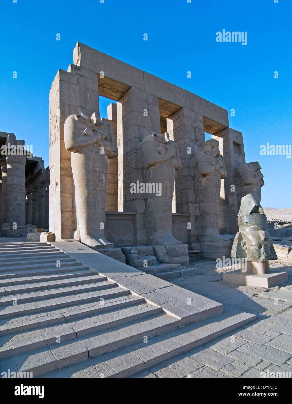 Ramesseum il tempio funerario del faraone Ramses II il Grande(1303-1213 A.C. XIX dyn.). Foto Stock