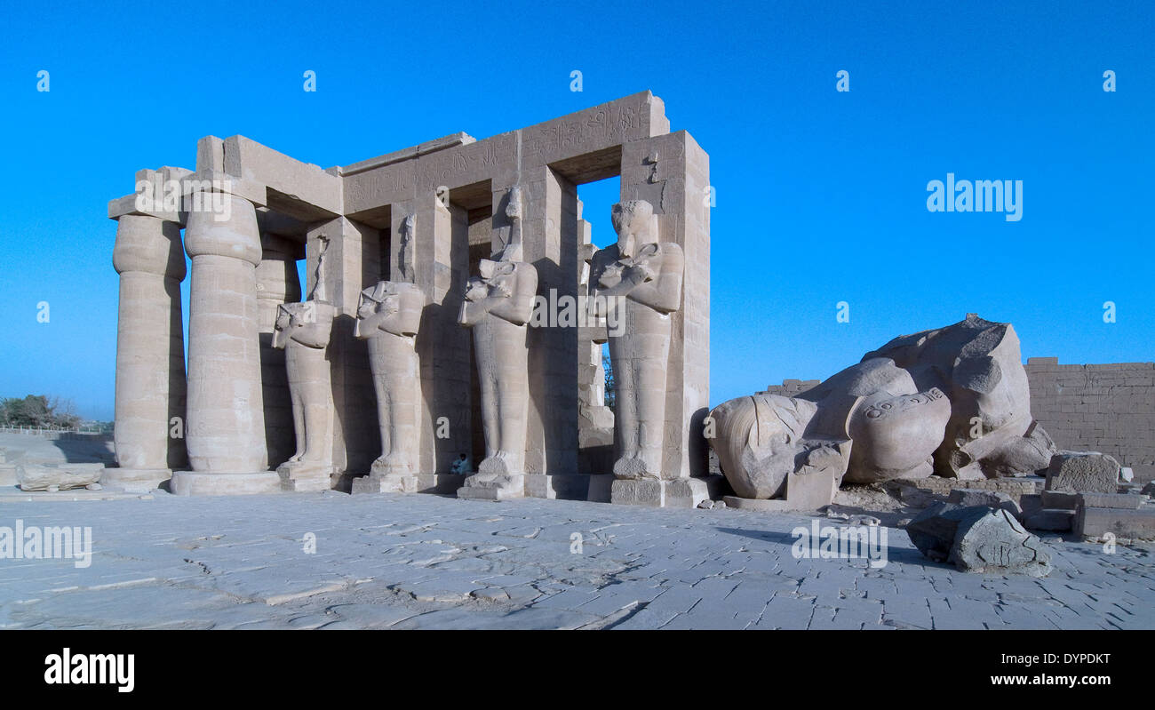 Ramesseum il tempio funerario del faraone Ramses II il Grande(1303-1213 A.C. XIX dyn.).Vista di Osiride statue. Foto Stock