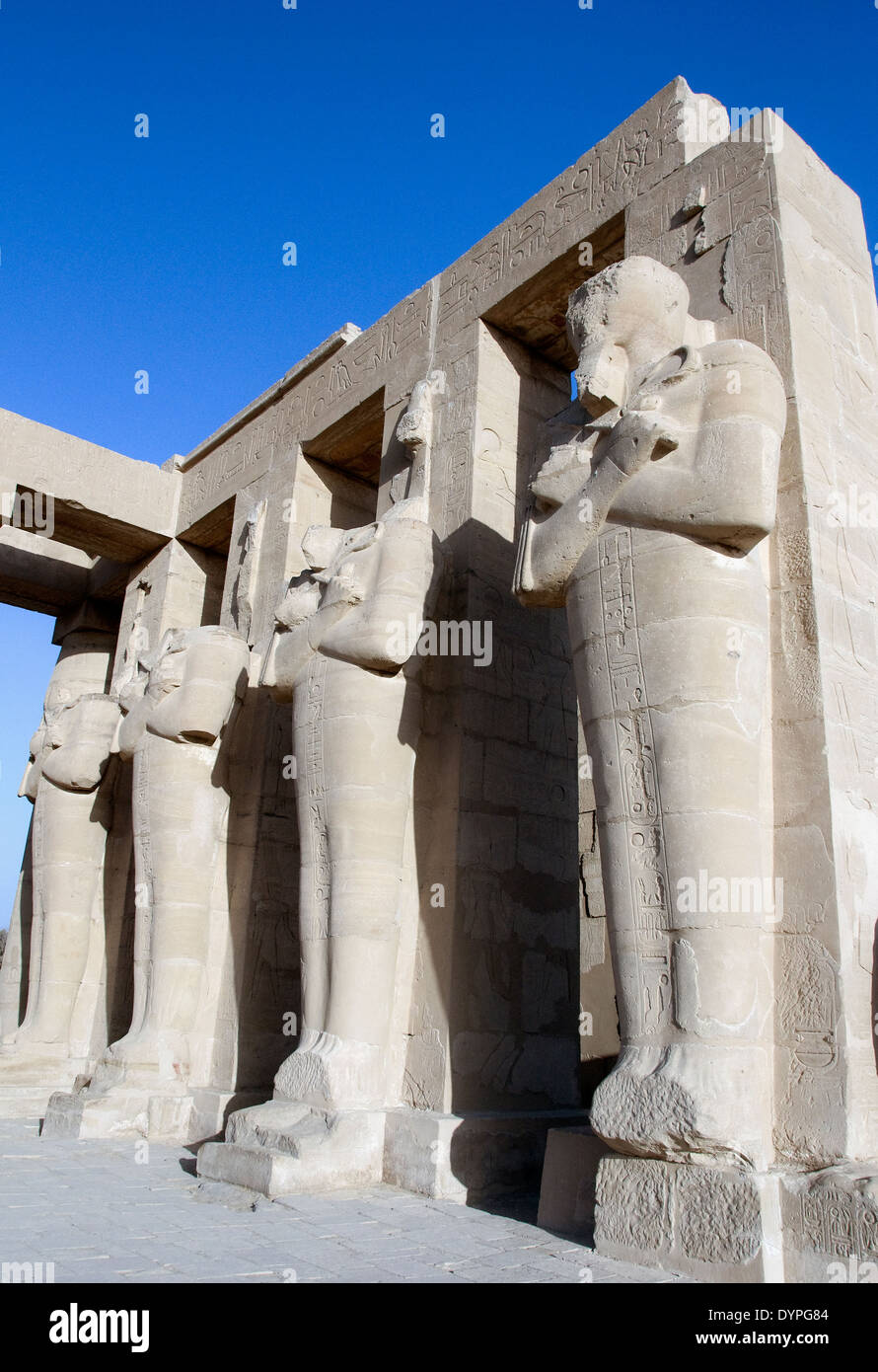 Ramesseum : il tempio funerario del faraone Ramses II il Grande(1303-1213 A.C. XIX dyn.). Vista di Osiride pilone Foto Stock